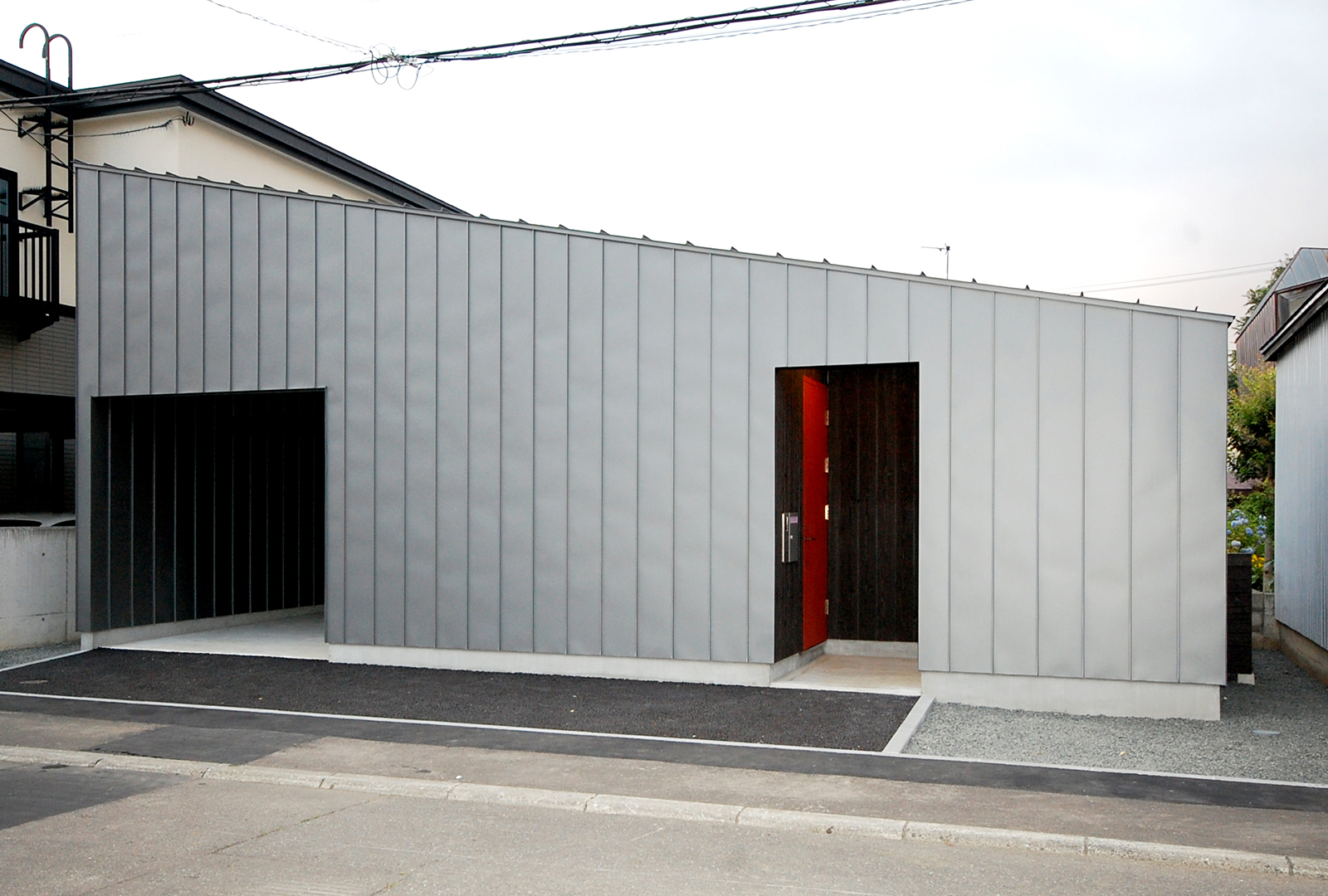 開放的なキッチンと本棚の平屋 岩田住宅商事株式会社